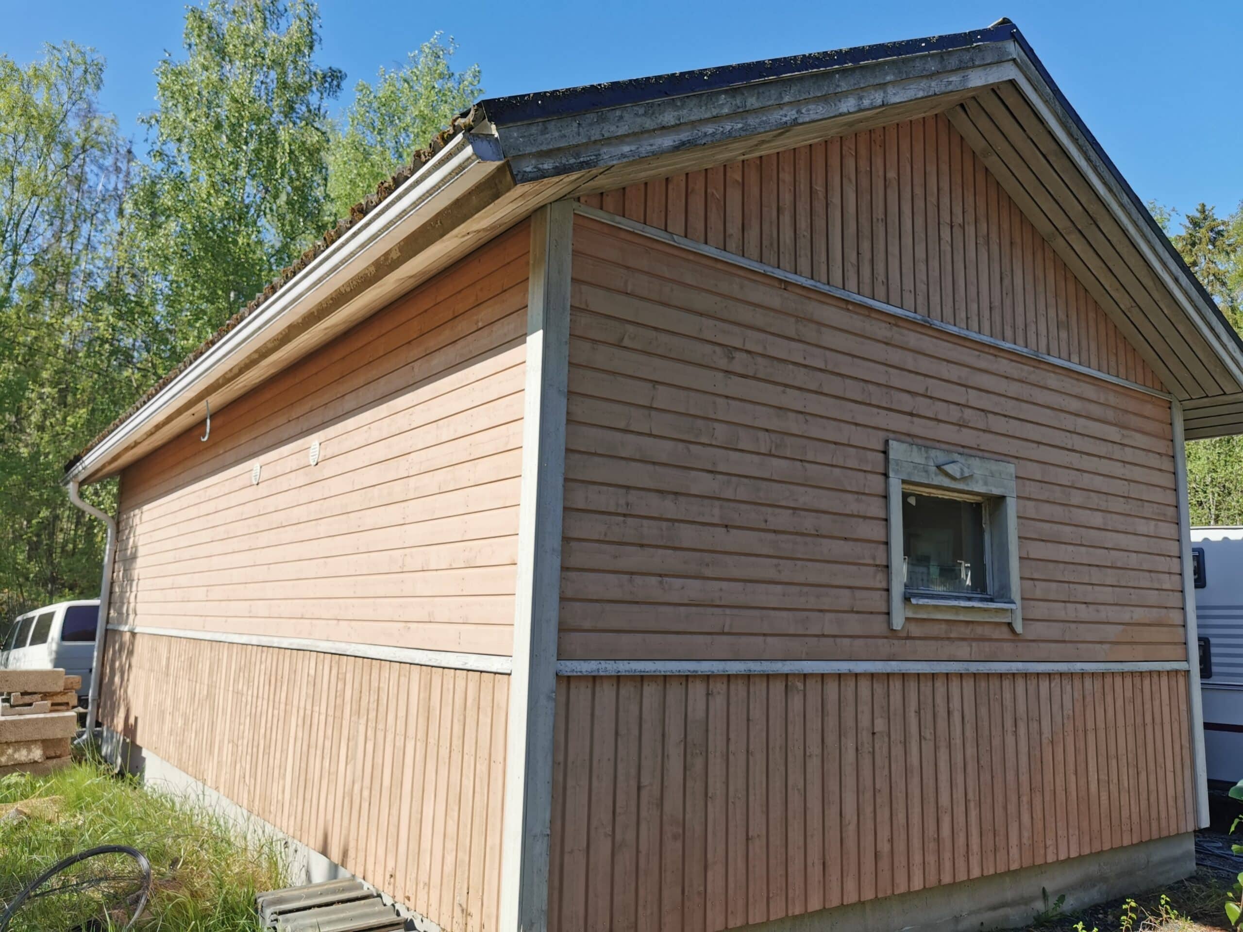 Hilseilevä maalipinta talon seinässä